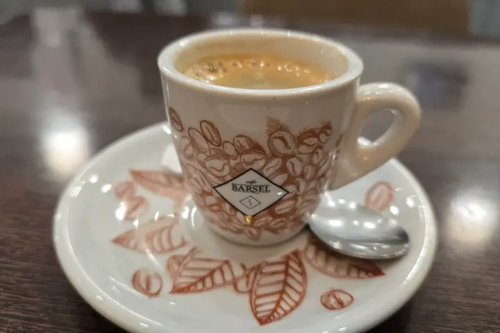 Un café solo en la taza de la casa