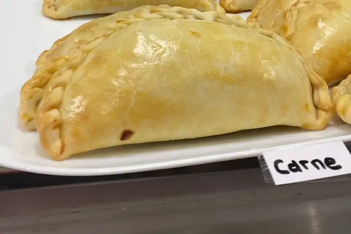 Empanadas de carne en un plato, con su etiqueta
