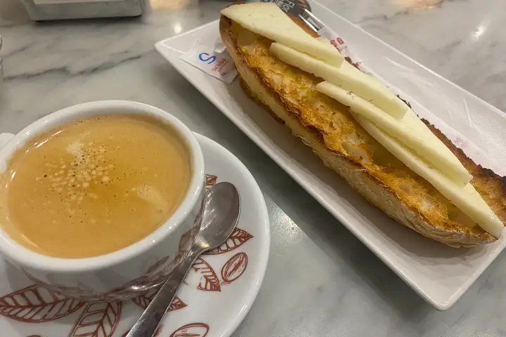 Tostada con queso manchego y café con leche